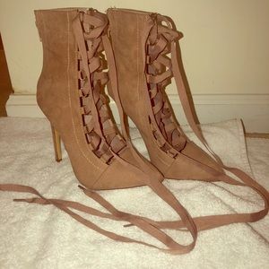 Super cute lace up heels !